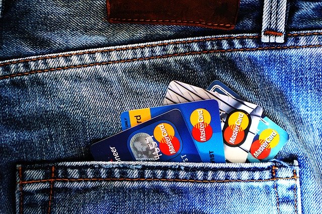 Image of 4 credit cards in jeans on 16-25 railcard online