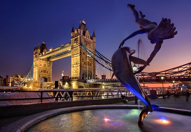 Image of tower bridge and dolphin statue on student renting in london