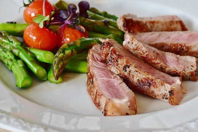 Image of steak and vegetables on a plate on article on healthy eating tips