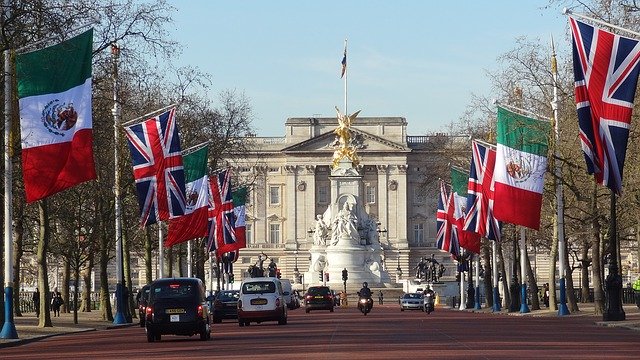Image of buckingham palace on article on study abroad in london