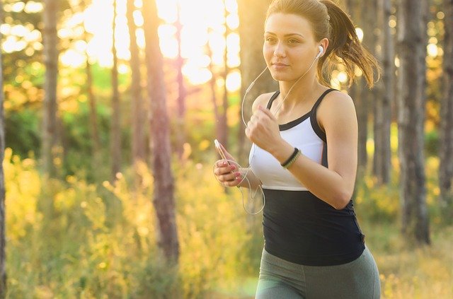 Image of a woman running on article on top fitness apps